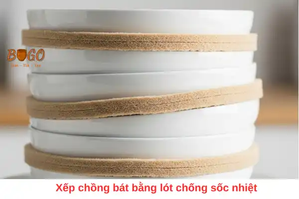 xếp chồng bát bằng lớp lót chống sốc nhiệt